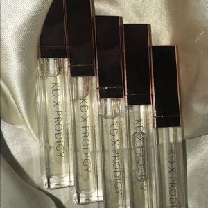 Strawberry scented clear lipglosses